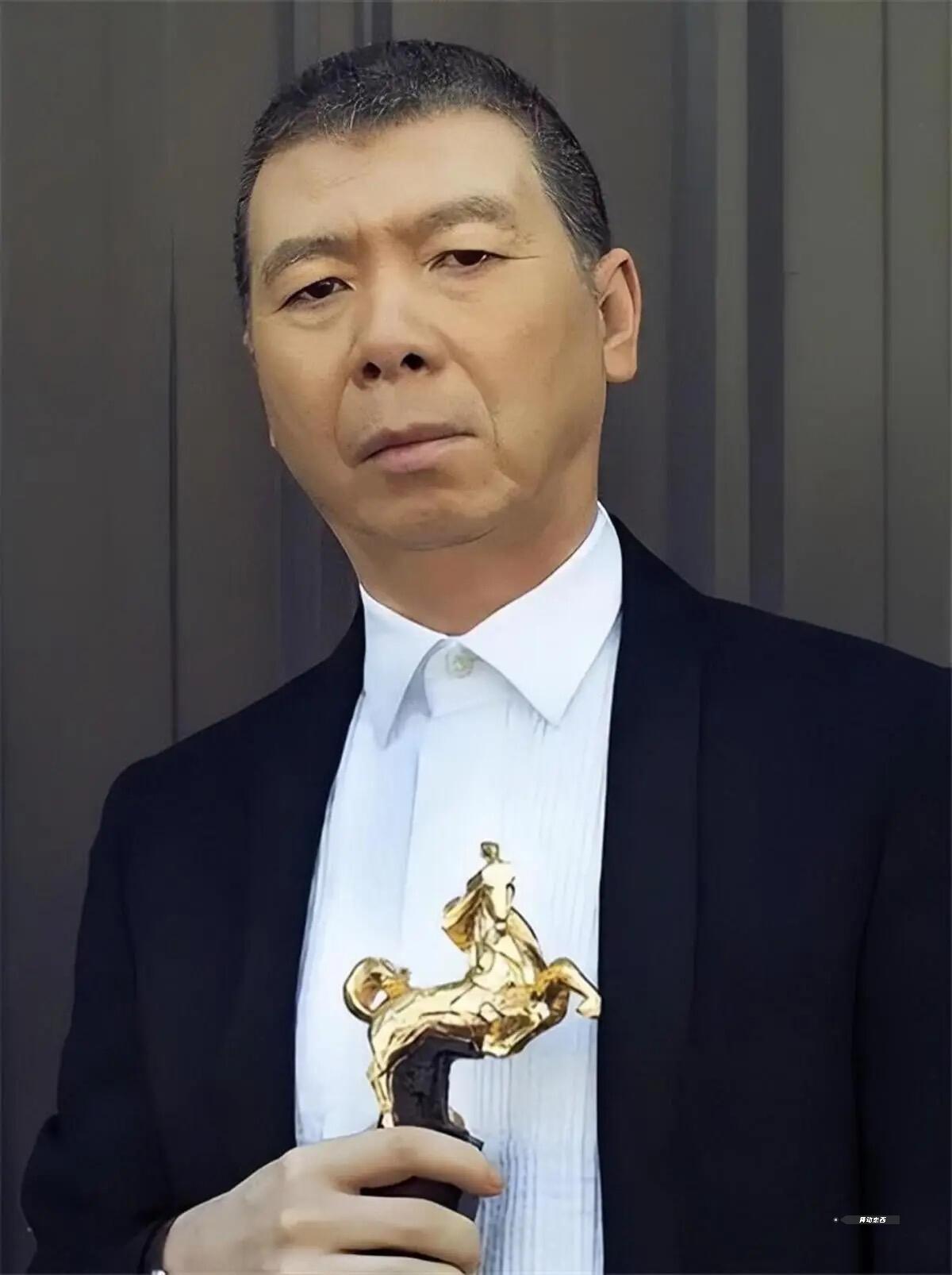 王朔评价冯小刚：
当年他在北京文艺圈什么都不是，没钱没势没人脉，就会一张嘴。《甲