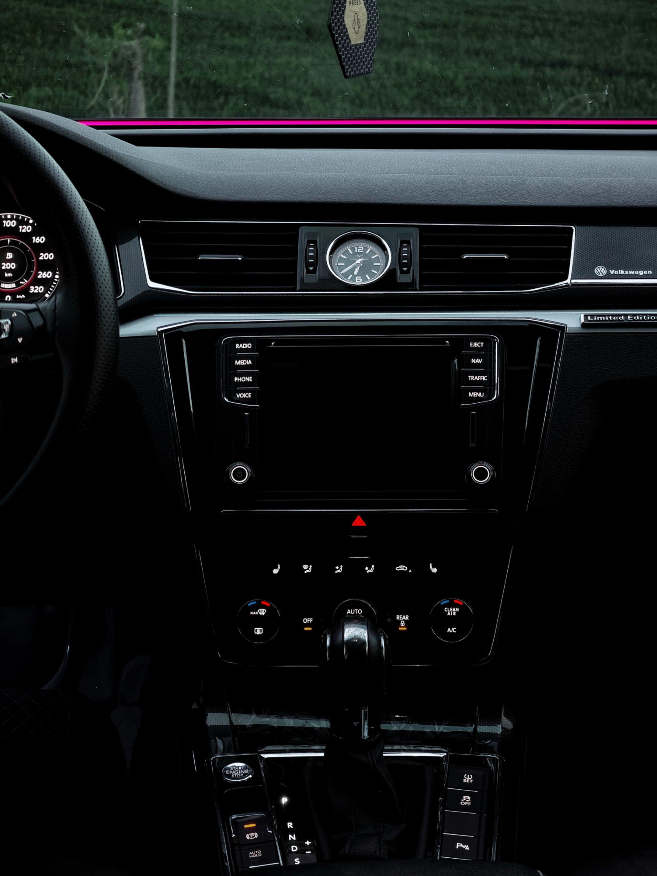 满是物理按键的内饰真是耐看又高级.