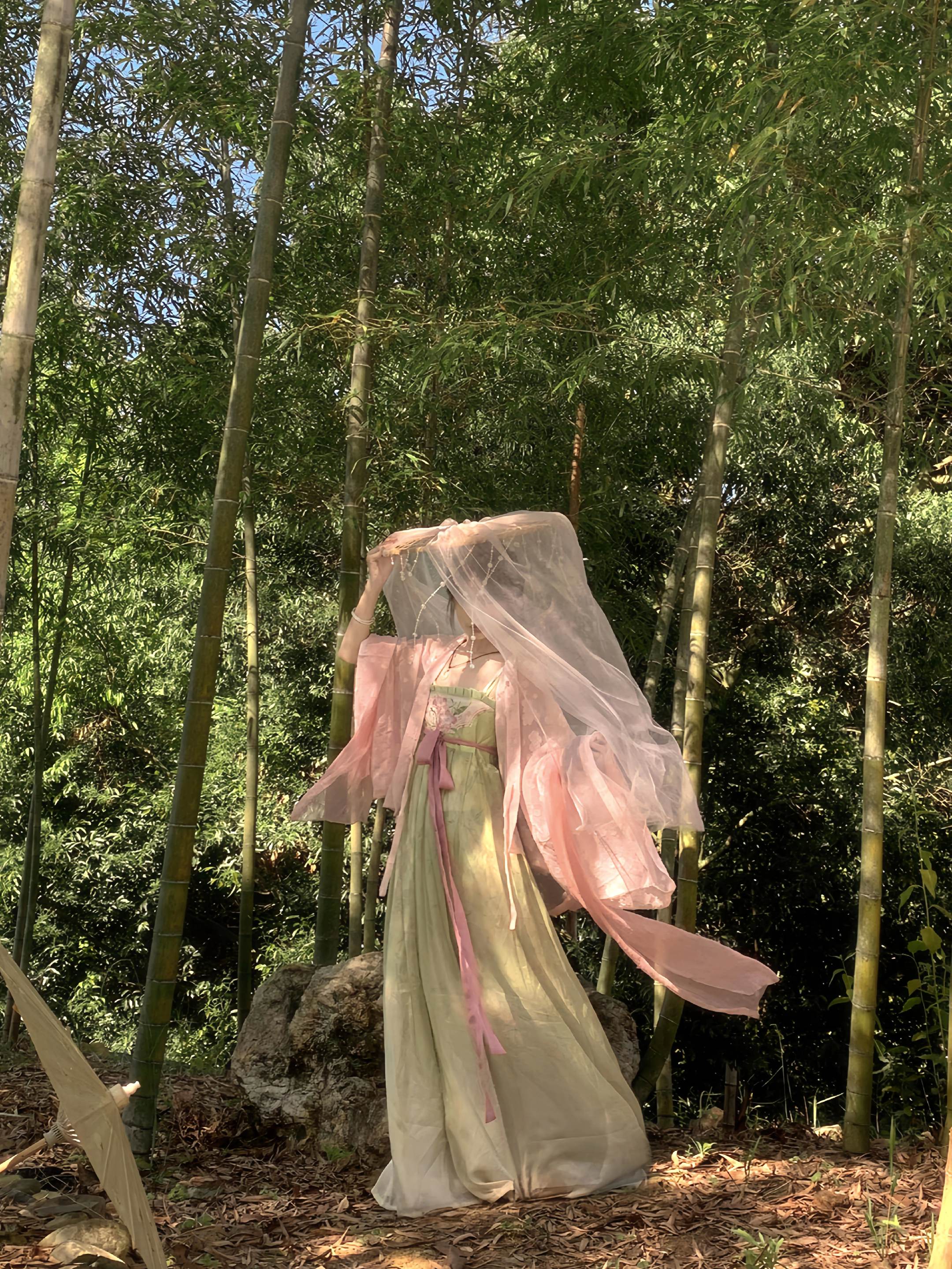 “褪尽温度的风， 无言牵引中， 便清晰了在此的眉目……”