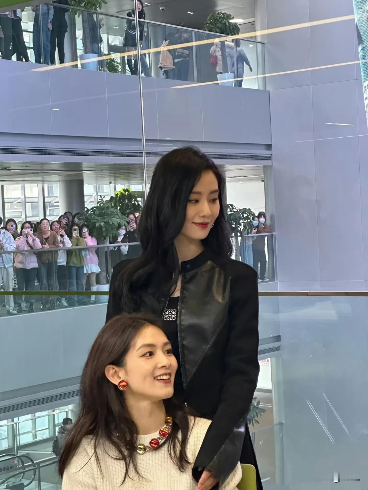 突然发现陈昊宇的女友粉非常多
和刘诗诗合照好似双强女主
陈身上有种特别的魅力
眼
