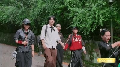 邵子恒不滑了但滑稽了一路繁花2 看到邵子恒在新年特辑的表演，觉得人生的乐趣就在于