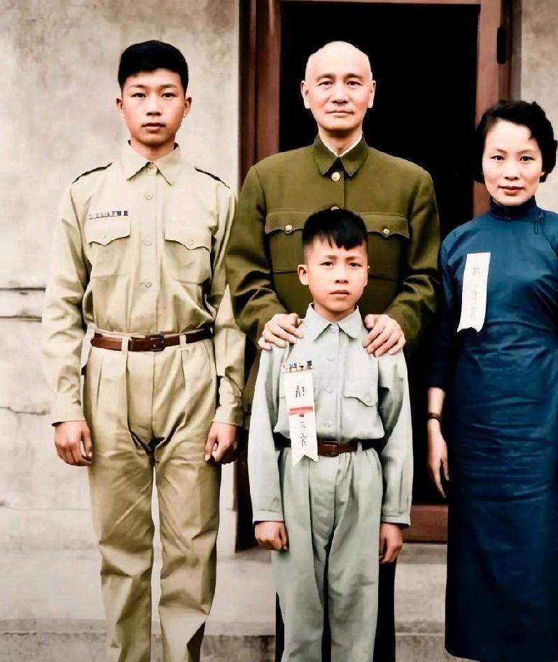 1953年蒋介石与戴笠儿媳郑锡英、长孙戴以宽、幼孙戴以昶合影。戴笠1946年坠机