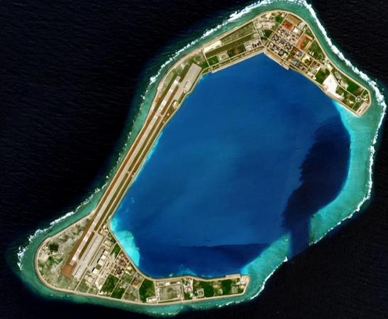 菲律宾称，其渔业局的巡逻机在“合法飞越”我渚碧礁期间遭中方发射3枚照明弹，菲方还