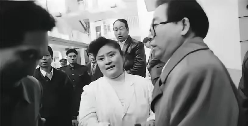 1996年，一个全身绑满炸药的歹徒闯进郑州国棉五厂幼儿园，劫持了28名孩子。女警