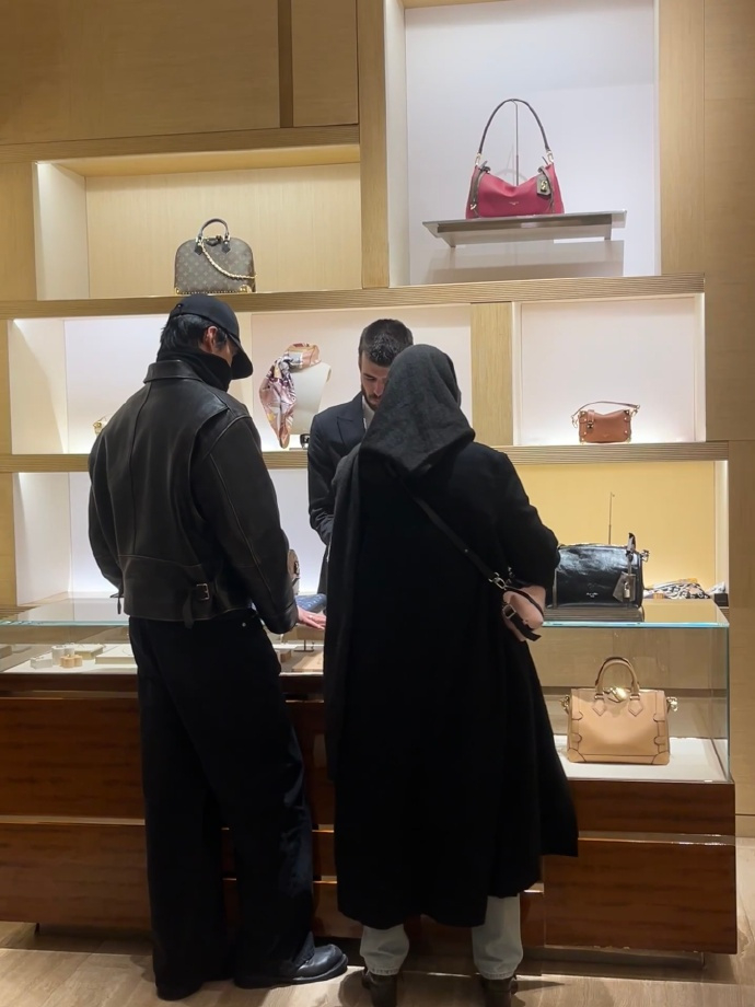 网友巴塞罗那偶遇金宇彬申敏儿 有网友在西班牙巴塞罗那偶遇金宇彬申敏儿度蜜月的两人