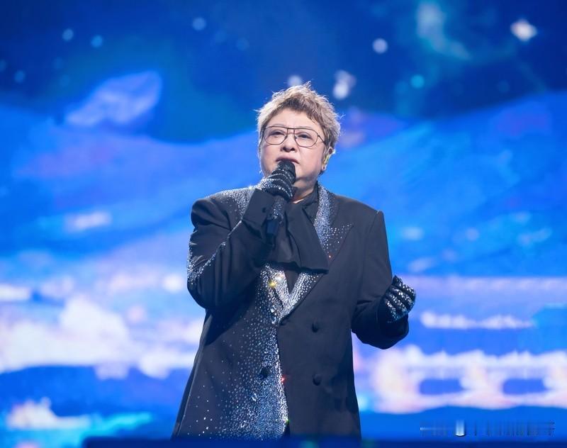 给个面儿给坏菜了。
韩红的公众形象非常好，尤其是在公益方面，人们是真给面。但电影
