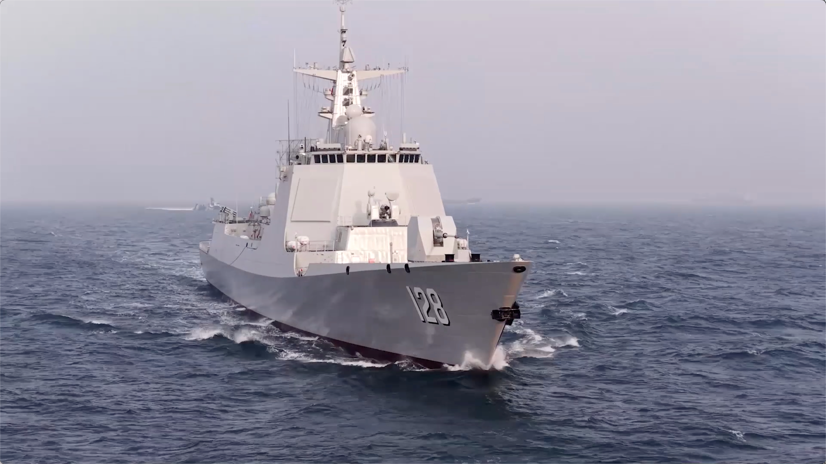 人民海军052D型导弹驱逐舰又上新啦！甘孜舰，舷号128。 