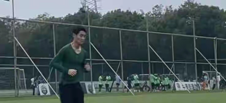 韦世豪身披浙江战袍训练，是因浙江队康复医疗水平突出，他到此进行康复后摆脱伤病，在