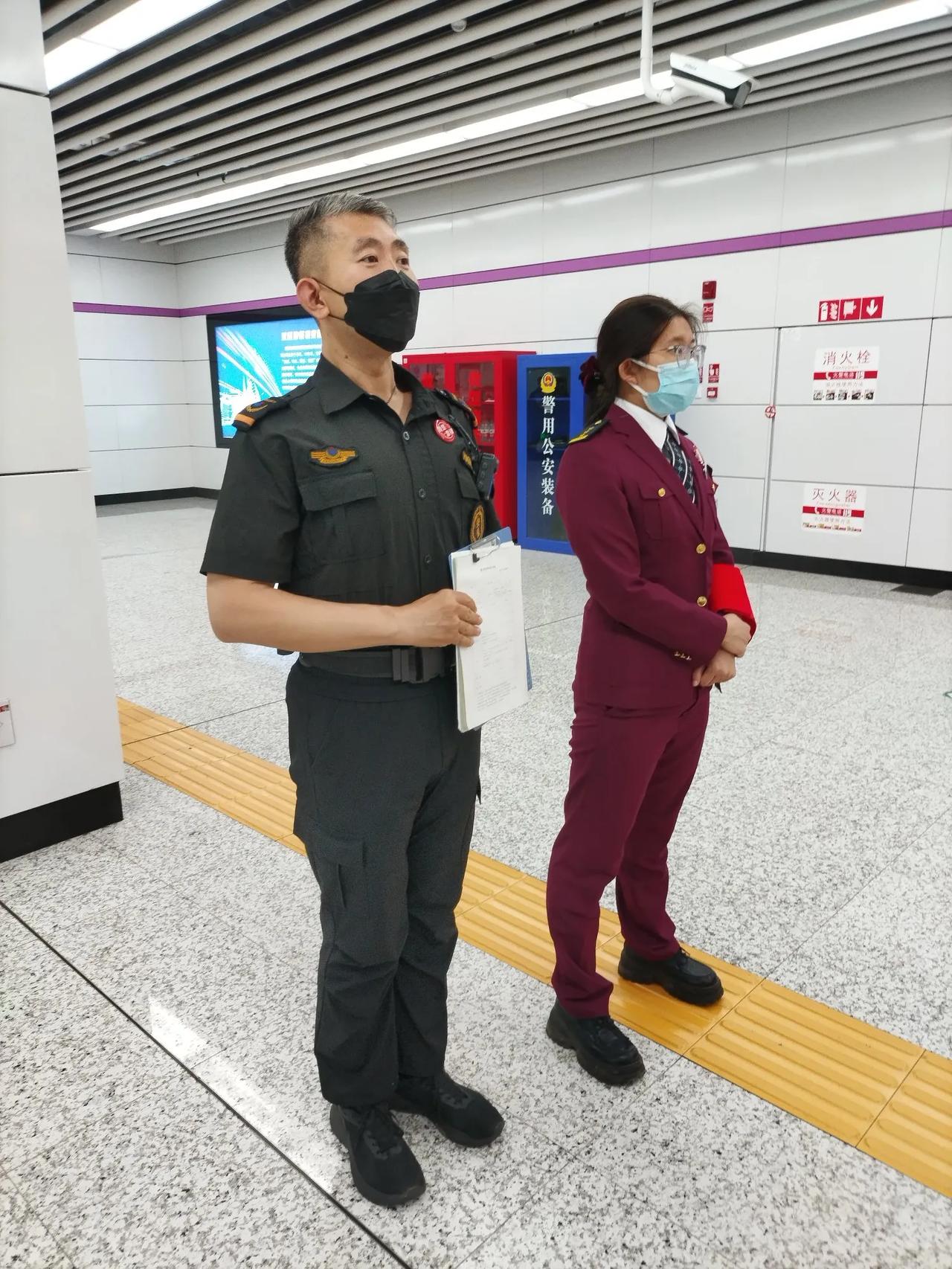 今天坐地铁被地铁督查人员逮了个正着。

我这个小老样儿，难道不像70岁的人了吗？