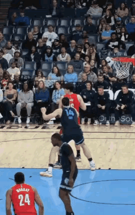 杨瀚森生涯首次首发首发，把灰熊首发中锋2.21米身高的扎克伊迪打到6犯离场，算不