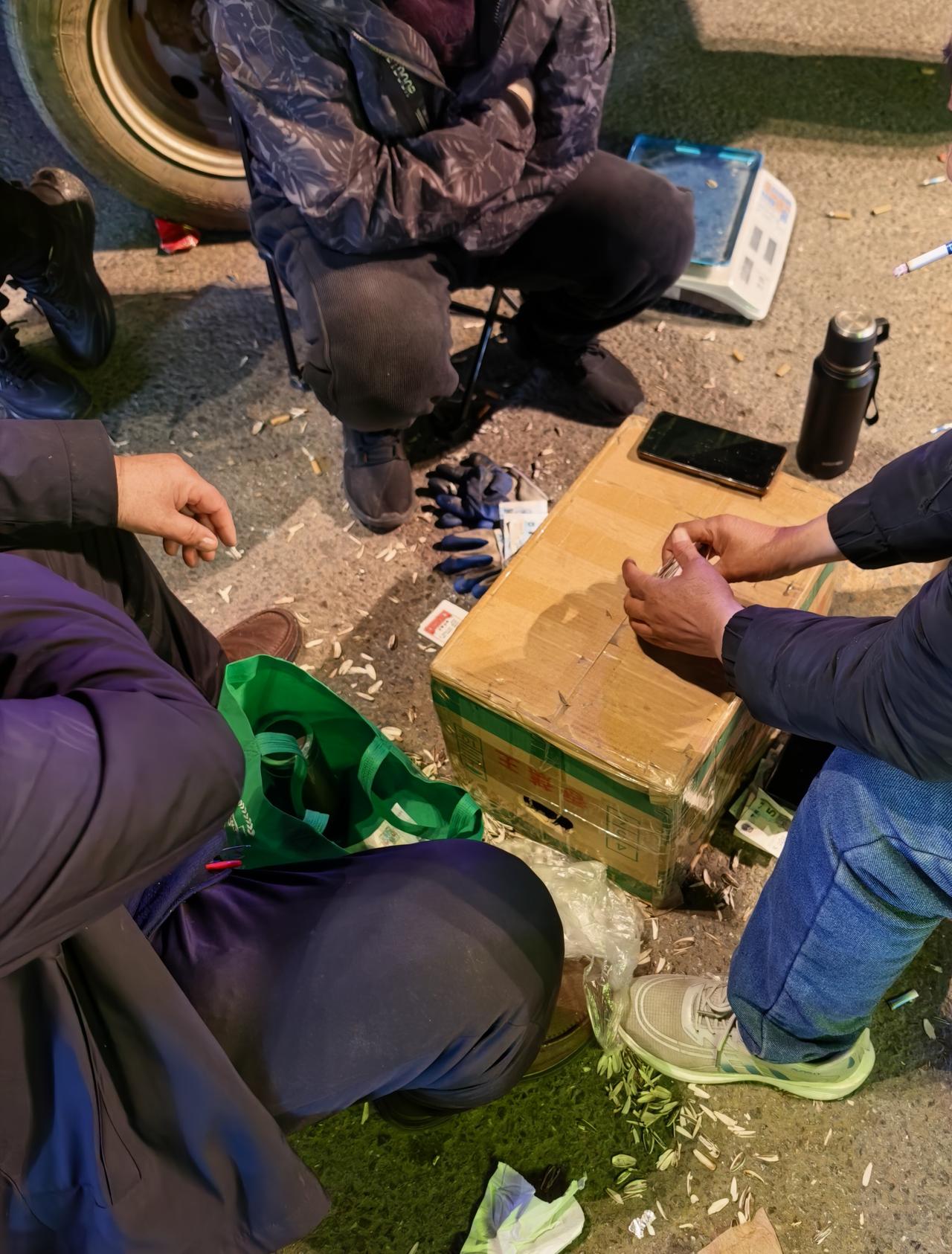 人间百态，见怪不怪！
现在的老年人实在是太有钱了。
昨天晚上送娃训练的空闲时间没