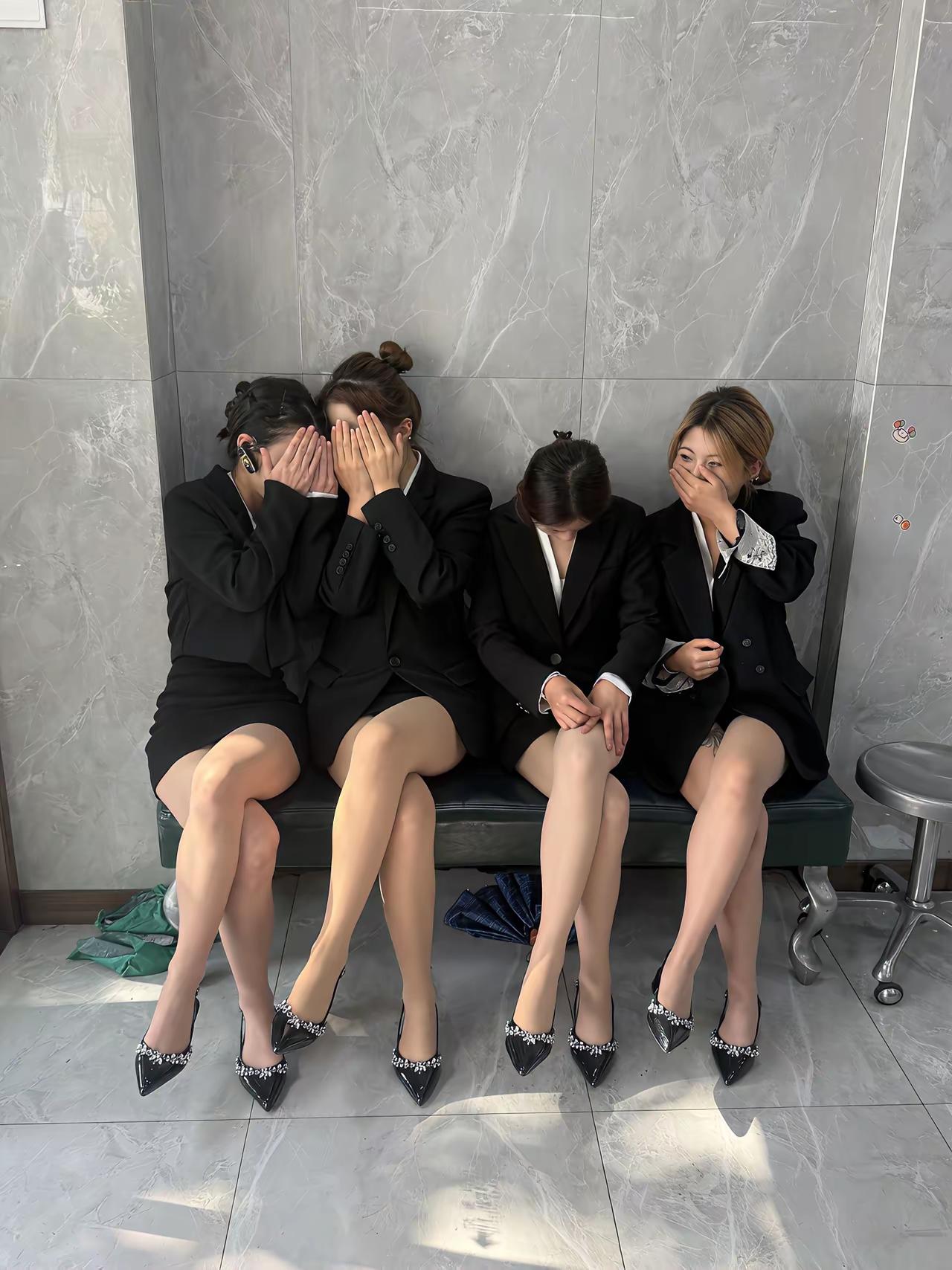 办公室姐妹的欢乐时光，一起笑到肚子疼！😂👩‍💼👩‍💼👩‍💼