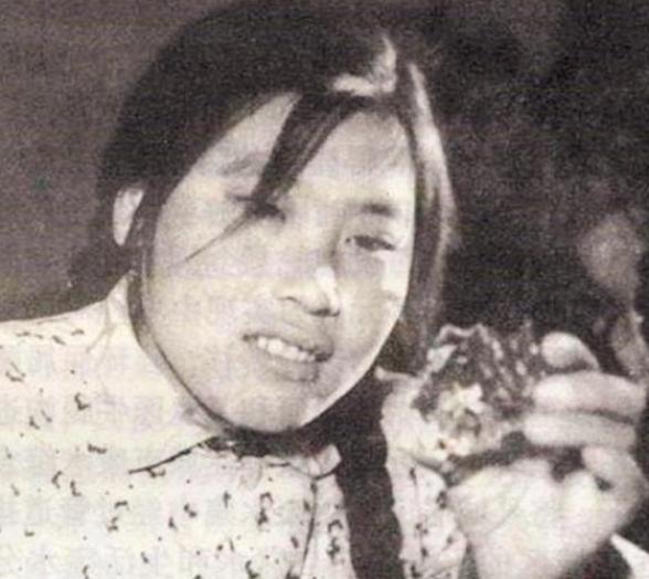 1977年12月21日，临沂姑娘魏振芳在田间挖茅草，突然从茅草里滚出一块鸡蛋黄大