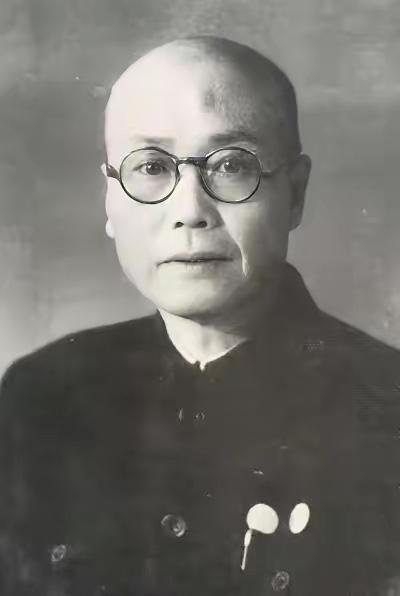 1946年，地下党员吴群敢前往指定地点接头，突然发现对方是国军中将，大惊之下脱口