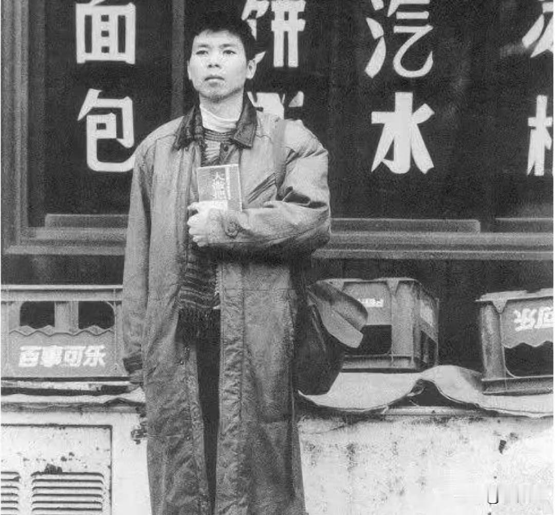 90年代初，冯小刚担任宣传干事。那时他还没有成为导演，身穿长款风衣，手拿着书籍，