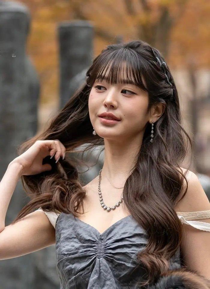 她才21就这样了 真的不要动刀动太早，，，她真的别动嘴了 好恐怖的肌肉走势… ​