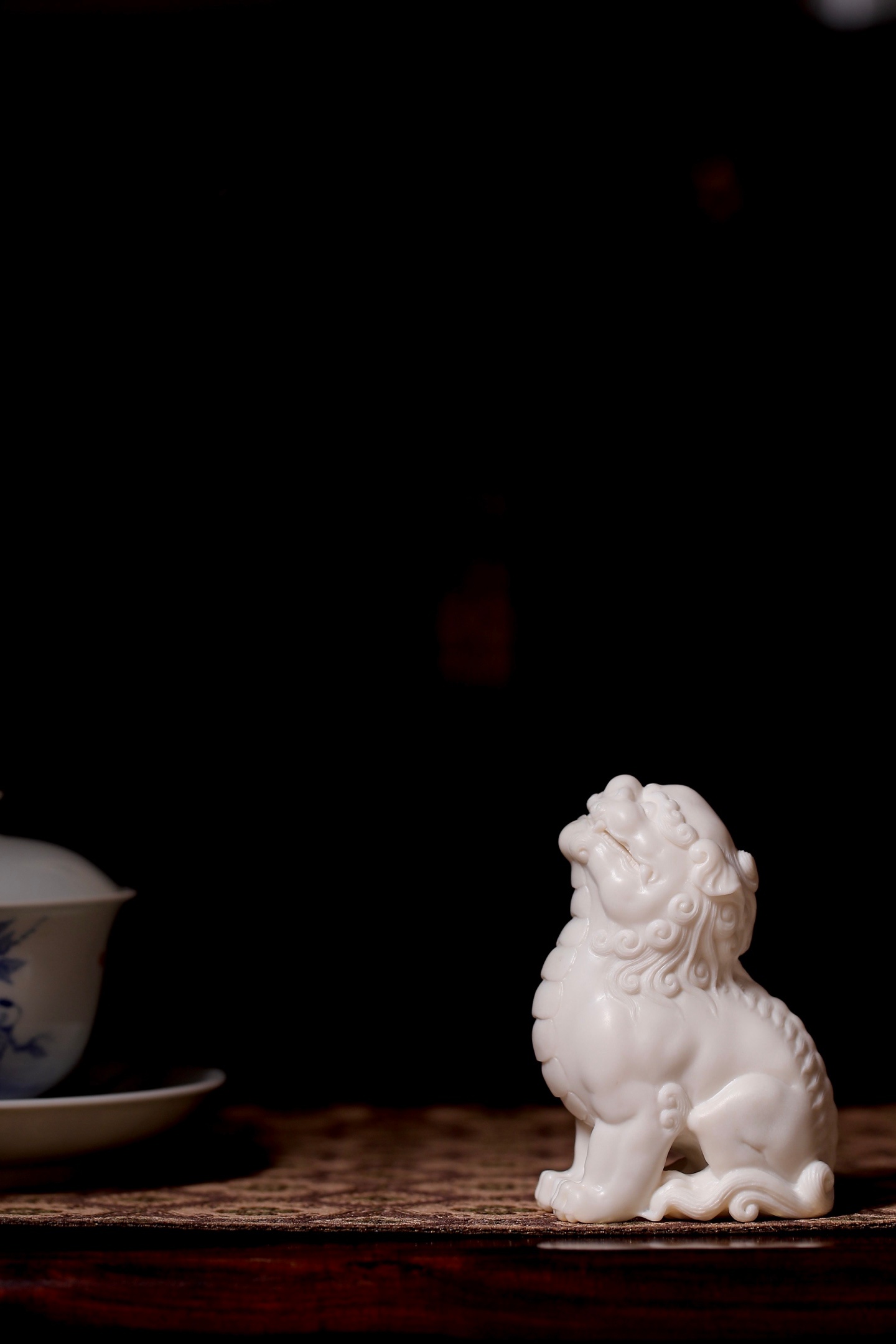 鹿角 | 望天吼择料细腻清润，瑞狮灵气十足，神情憨态且不失威严，整体足料精工，纯