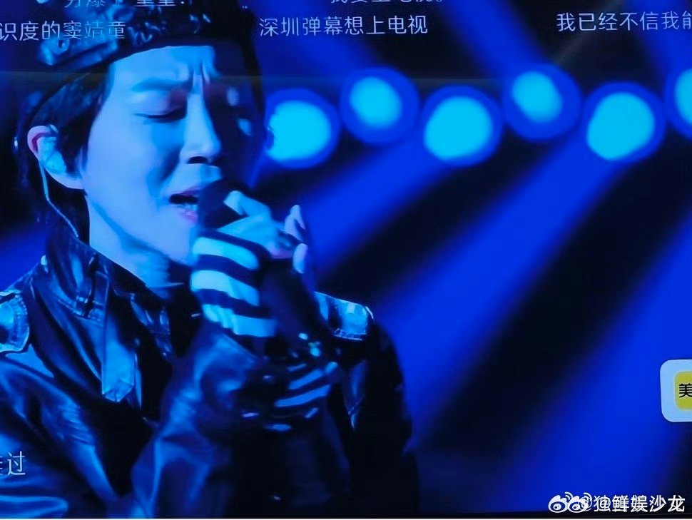 动情歌声引发强烈共鸣，那英被歌声深深打动潸然落泪，何炅细致举动尽显体贴关怀歌手直