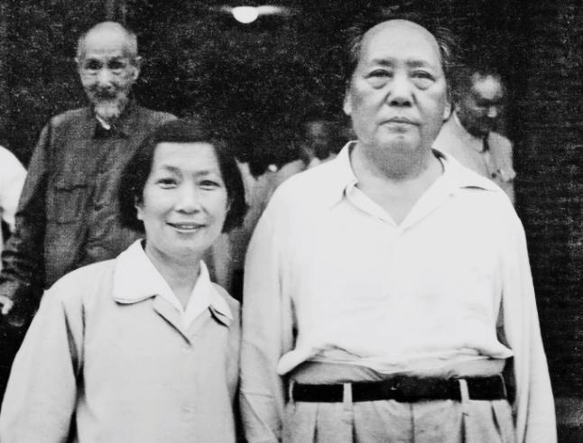1959年，毛主席回到故乡湖南，令人好奇的是，他身边竟站着个陌生女子，连华国锋都