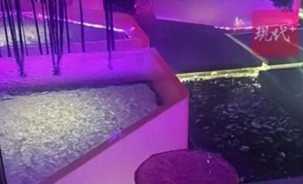 三个女生下班之后，一起去洗浴中心洗澡放松。谁能想到，三个人当时全都没穿衣服，正处