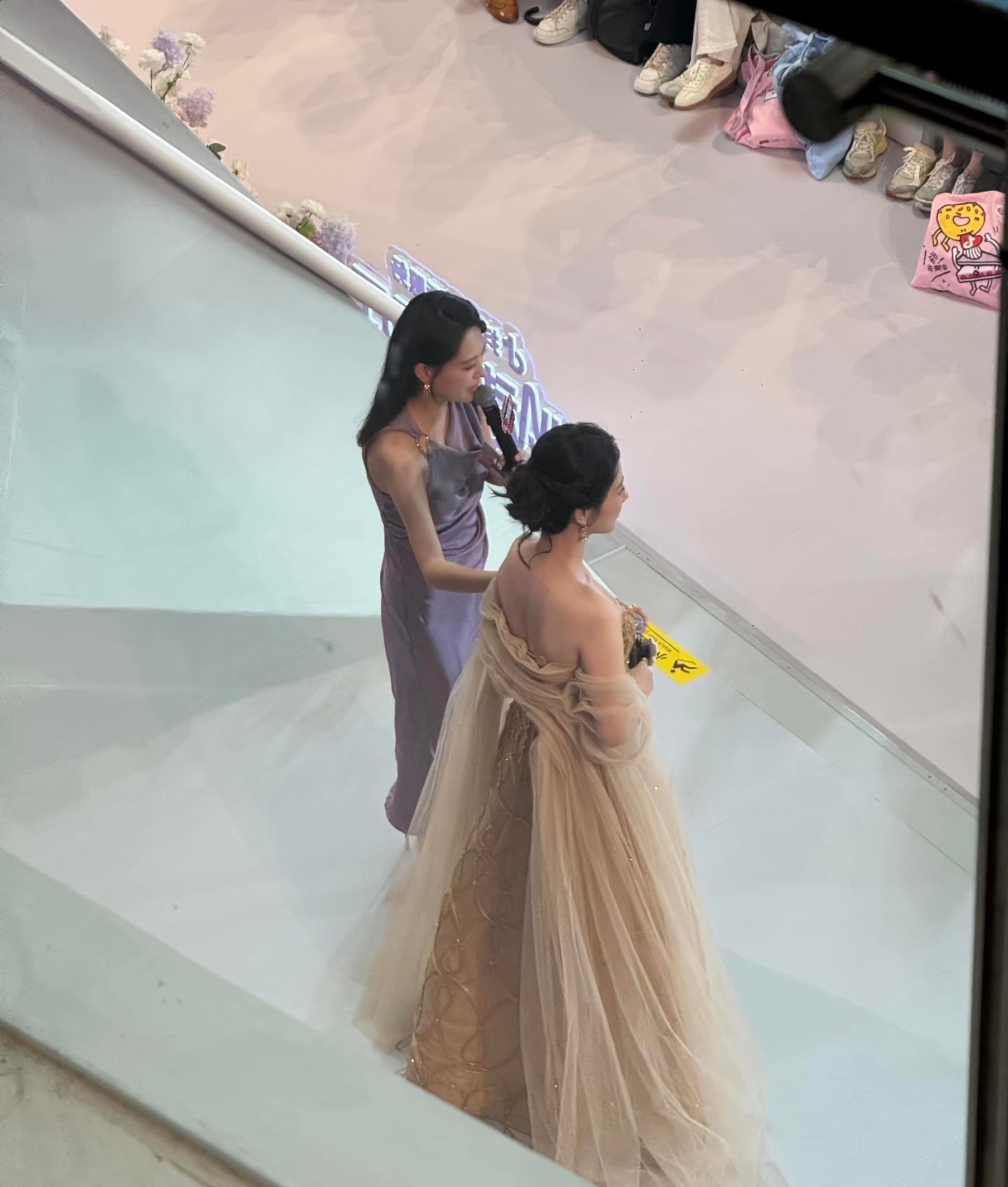 杨紫今日份线下活动出图，都是路人镜头下的生图，这状态够好了吧