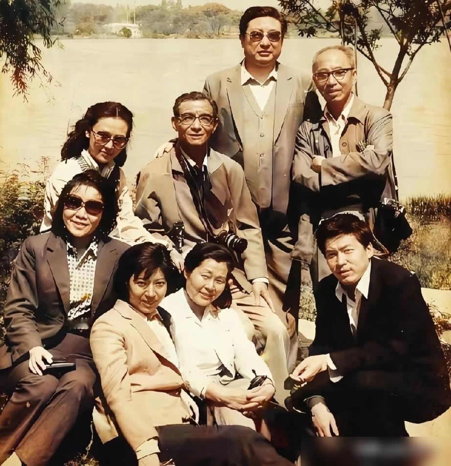 停手！这张老合影里的人，55岁以下能认全的不超1%！
你眯眼瞅，前排攥话筒的是