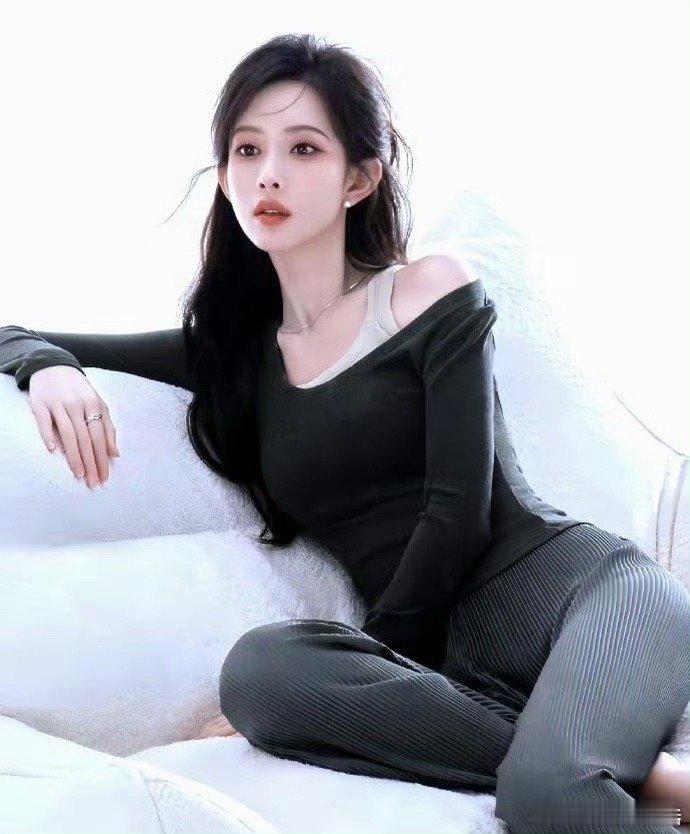 古装出圈之后回归现偶，颜值硬件在线，都市甜虐剧都很适配孟子义现偶拿什么输
