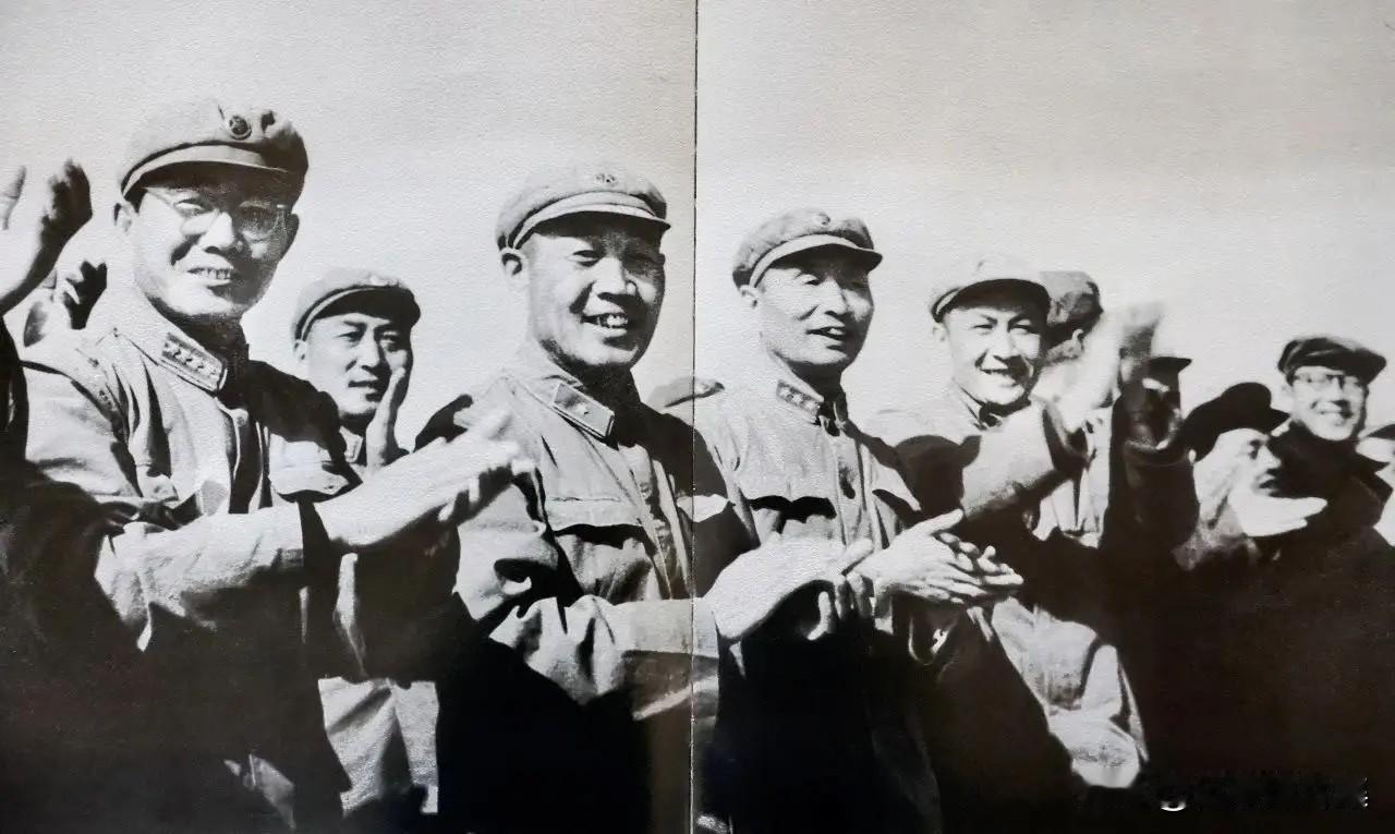 1964年10月，第一颗原子弹试验前，左起：张英，张藴钰，张爱萍，朱光亚等试验现