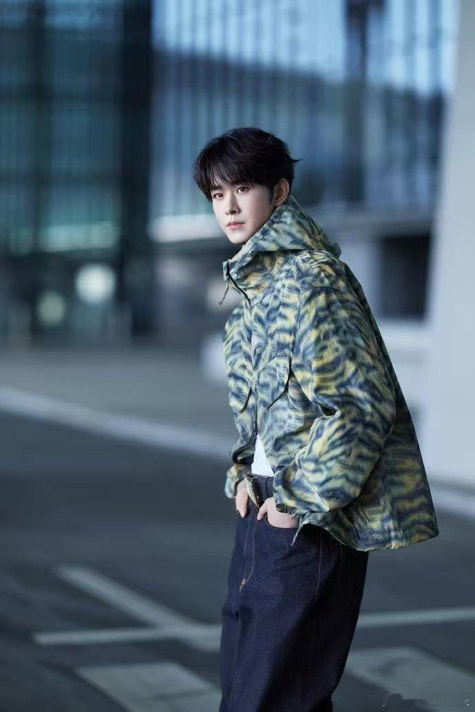 这是田嘉瑞那他是谁 哇塞！偶遇自己的应援车，大屏帅照闪瞎眼，田嘉瑞淡定走过，这宠