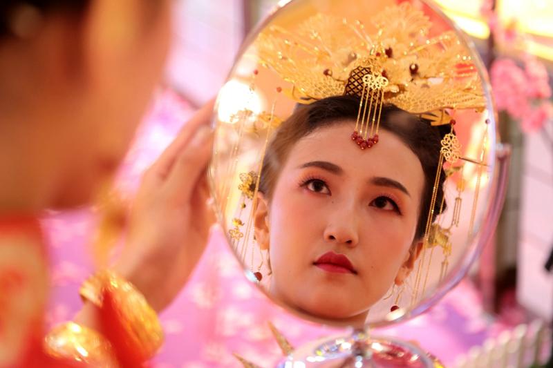 12月13日，千万粉丝博主张凯毅发视频说，她结婚时丈夫亲手打造的4斤重黄金凤冠，