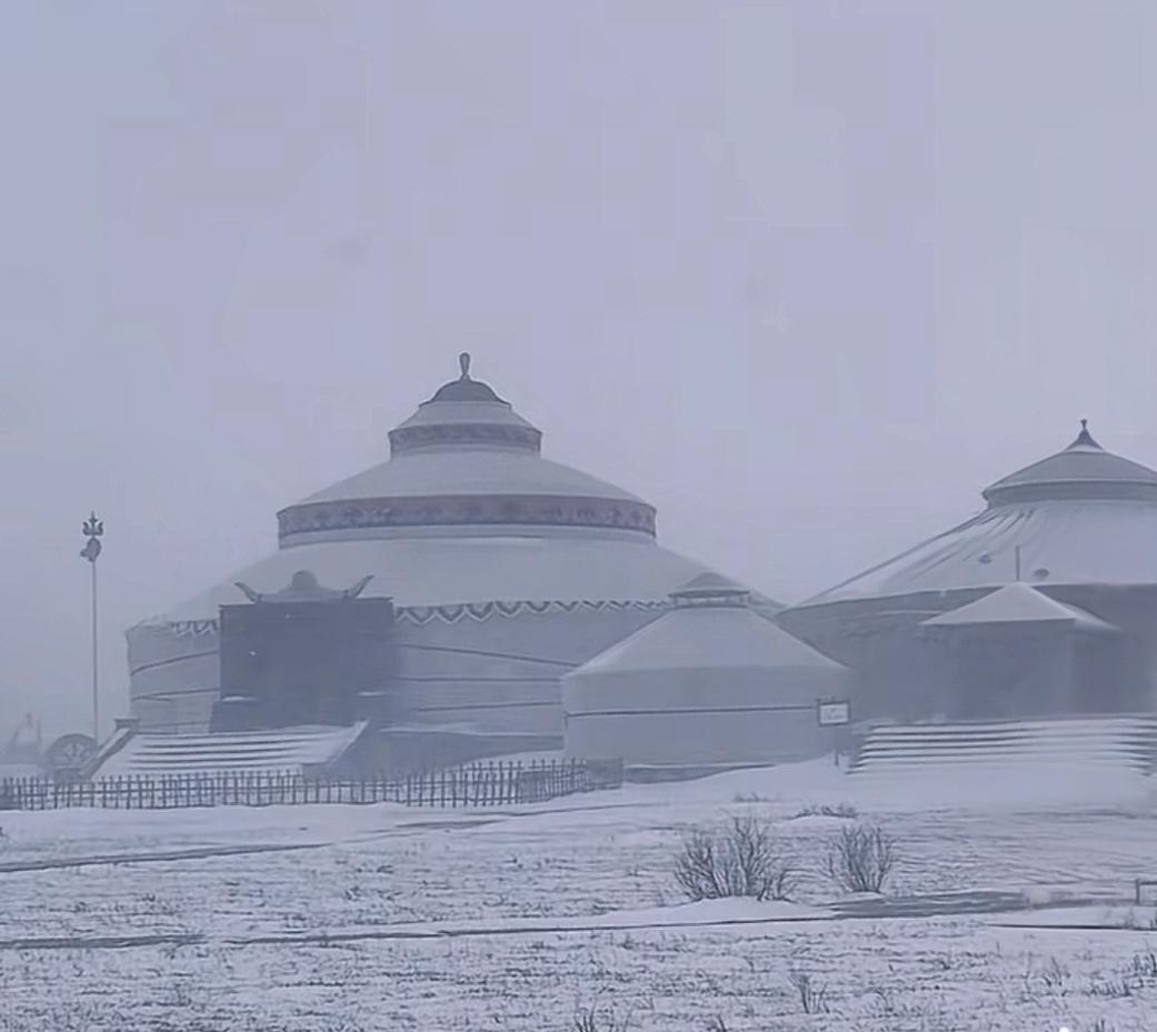 通辽市那银装素裹的蒙古包，宁静又庄严，仿佛时间都在此刻凝固。这地方可不只有美景，