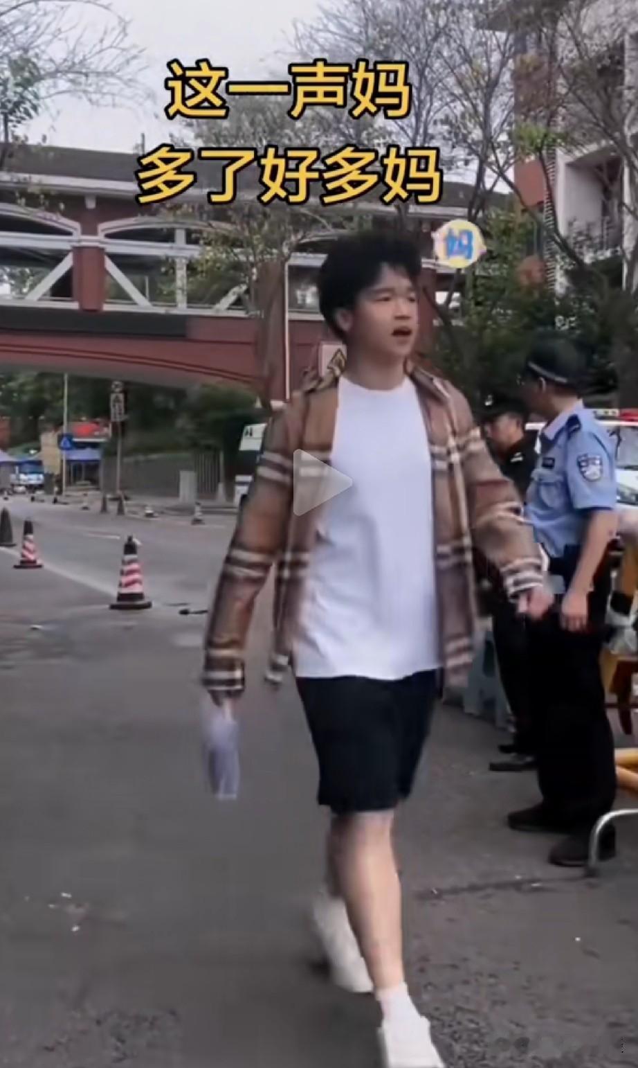 高考大型名场面来了！一考生率先雄赳赳气昂昂地走出考场，两边站满了陪考的家长，大家