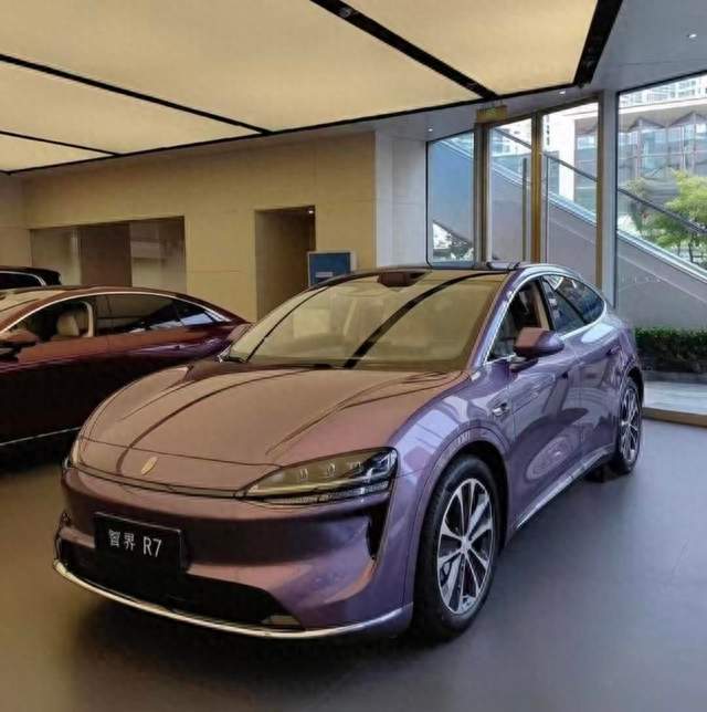 一台轿跑、一台方正，智界R7对比问界M6，带娃家庭怎么选？