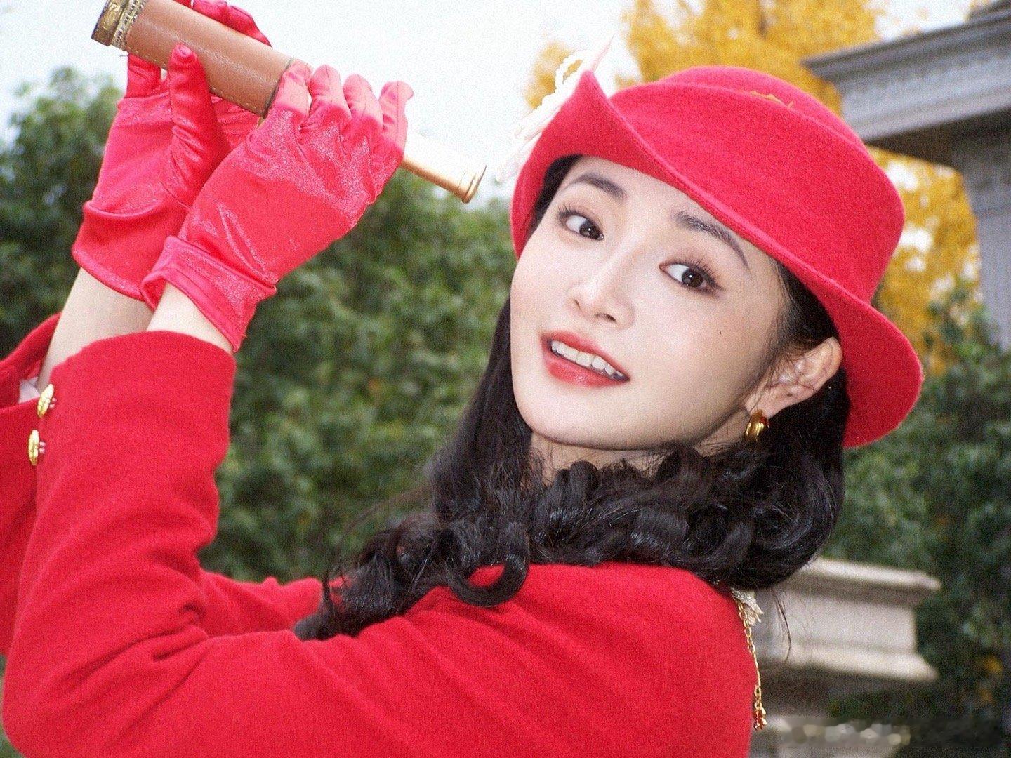 周洁琼内娱留洋千金又上新了 像从老相册里走出的留洋千金！皮手套、蛋卷头太有韵味，