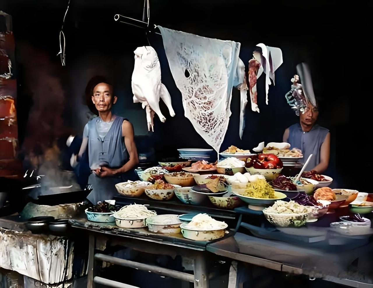 民国时期，成都街头的某家美食店内，透过桌面上琳琅满目的佳肴，不难窥见那个时代酒宴