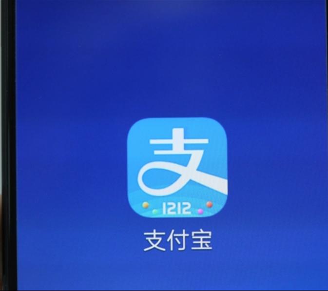 现在骗子的手段早就不止 PS 截图了，居然还有专门做假的APP！

网上好多晒大