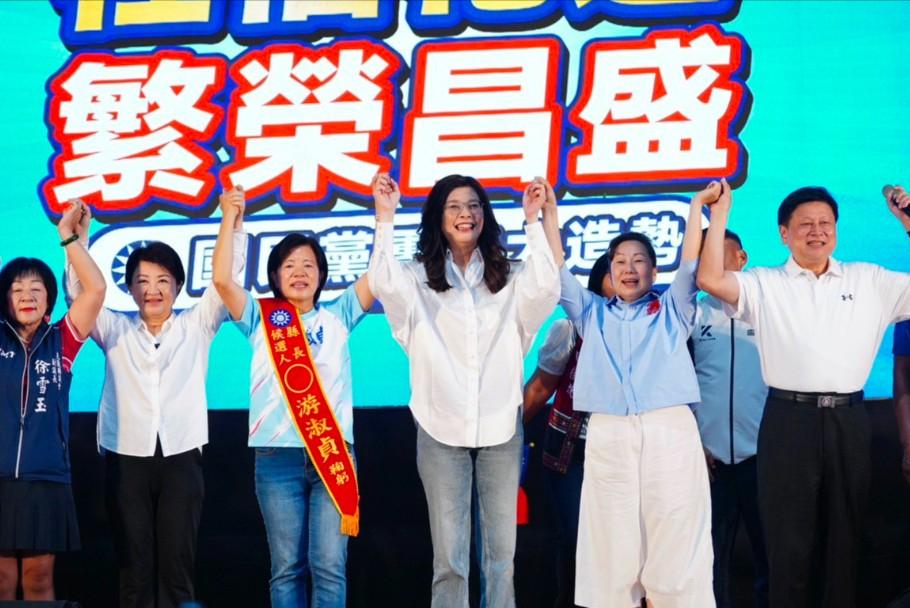 昨天，国民党主席郑丽文、台中市长卢秀燕一同亮相在花莲的造势活动，国民党团总召傅崐