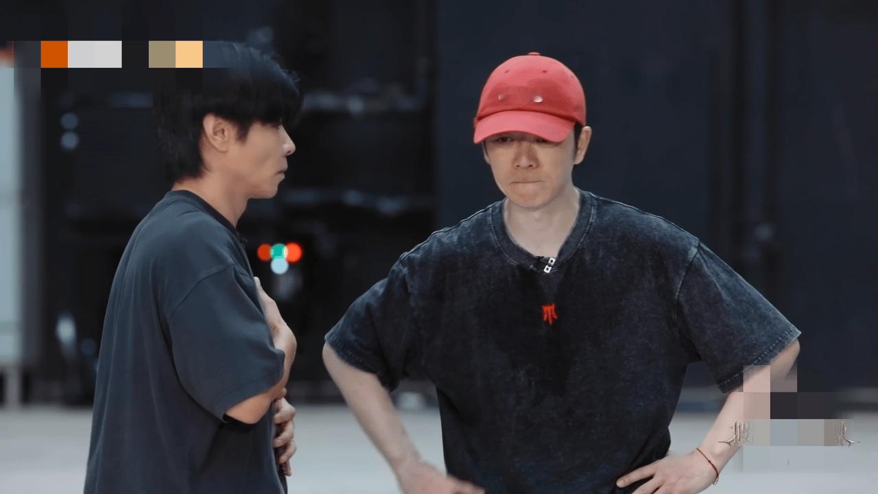 王栎鑫练武术练到缺氧 王栎鑫的舞台执念太好哭了！《人间惊鸿客》武术舞台挑战巨大，