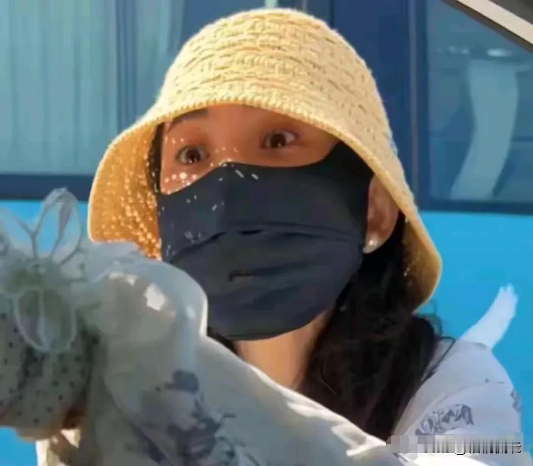 青岛路虎女打人事件持续发酵，虽然打人者王某已经书面道歉，警方通报详细披露了案件的