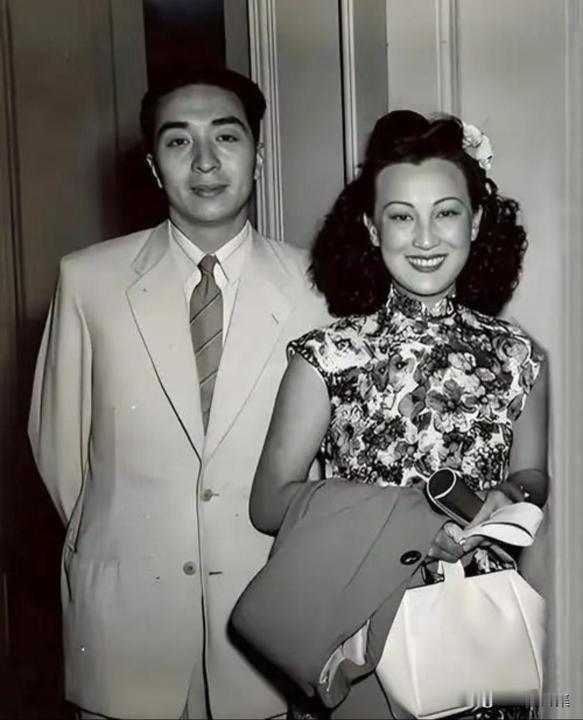 陈歌辛与周璇的合影，他们合作是民国时期上海流行音乐史上的一段佳话。陈歌辛被誉为“