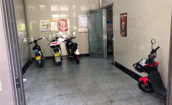 男子担心电动车在外边乱停乱放，被保安没收拖走，于是就把电动车放在了办公室，没想到