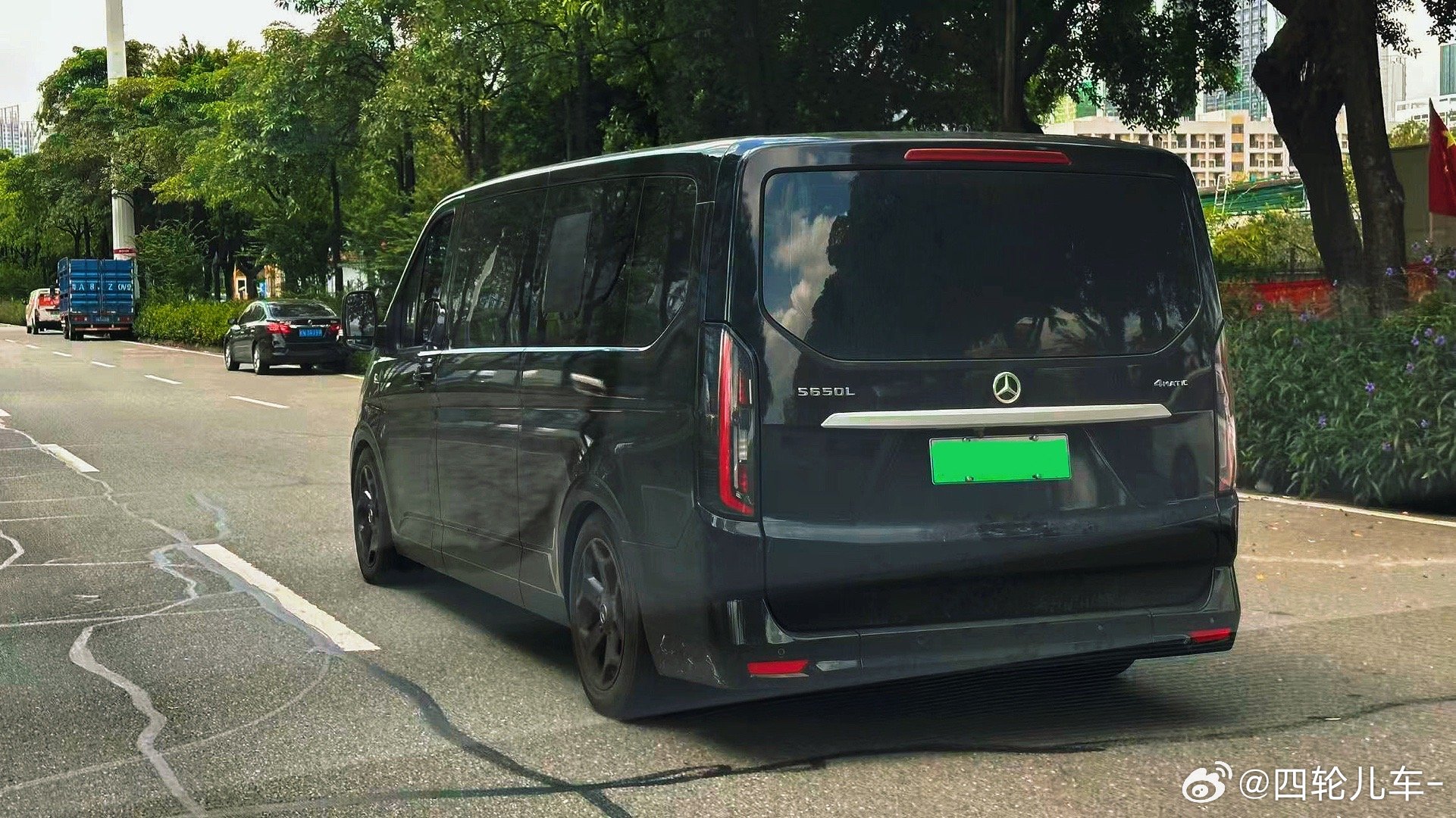 汽车[超话]  这啥车？奔驰电动V级EQV吗？奔驰奔驰电动车eqv ​​​