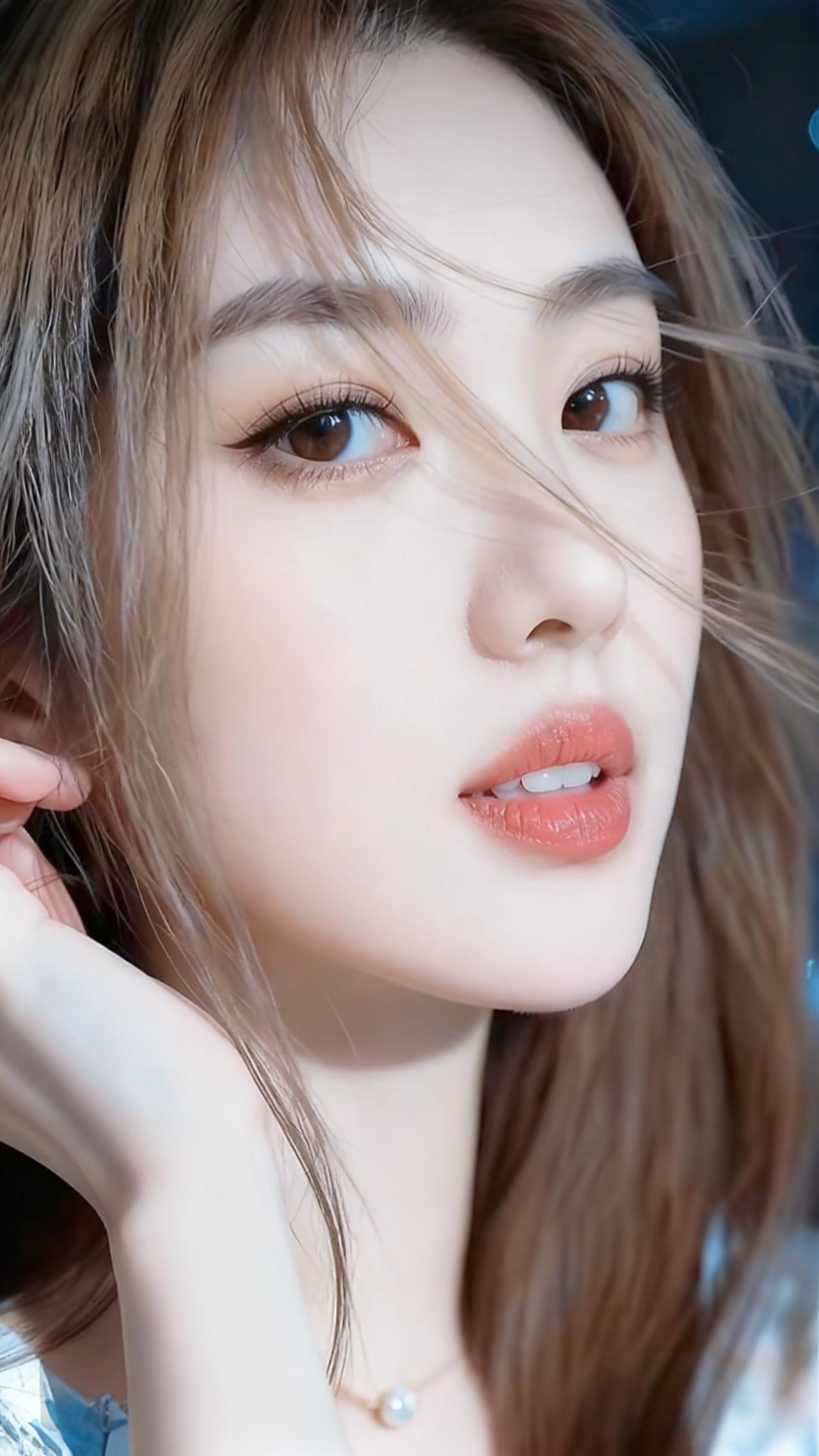 不必借梨花的白衬你的肤，
你眉尖那点浅愁，
已是我撑篙寻了半生的，
烟雨濛濛的温