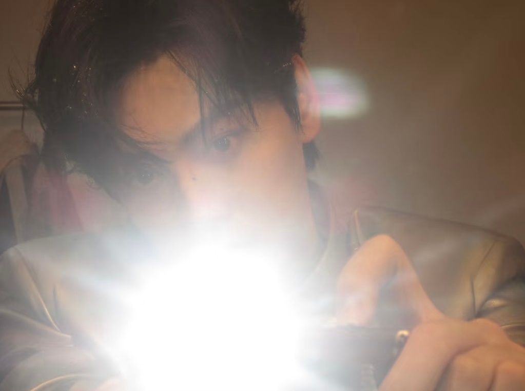 田栩宁收工营业 田栩宁🍠收工营业对镜拍📷西装+闪光灯贵公子氛围感直接拉满✨日