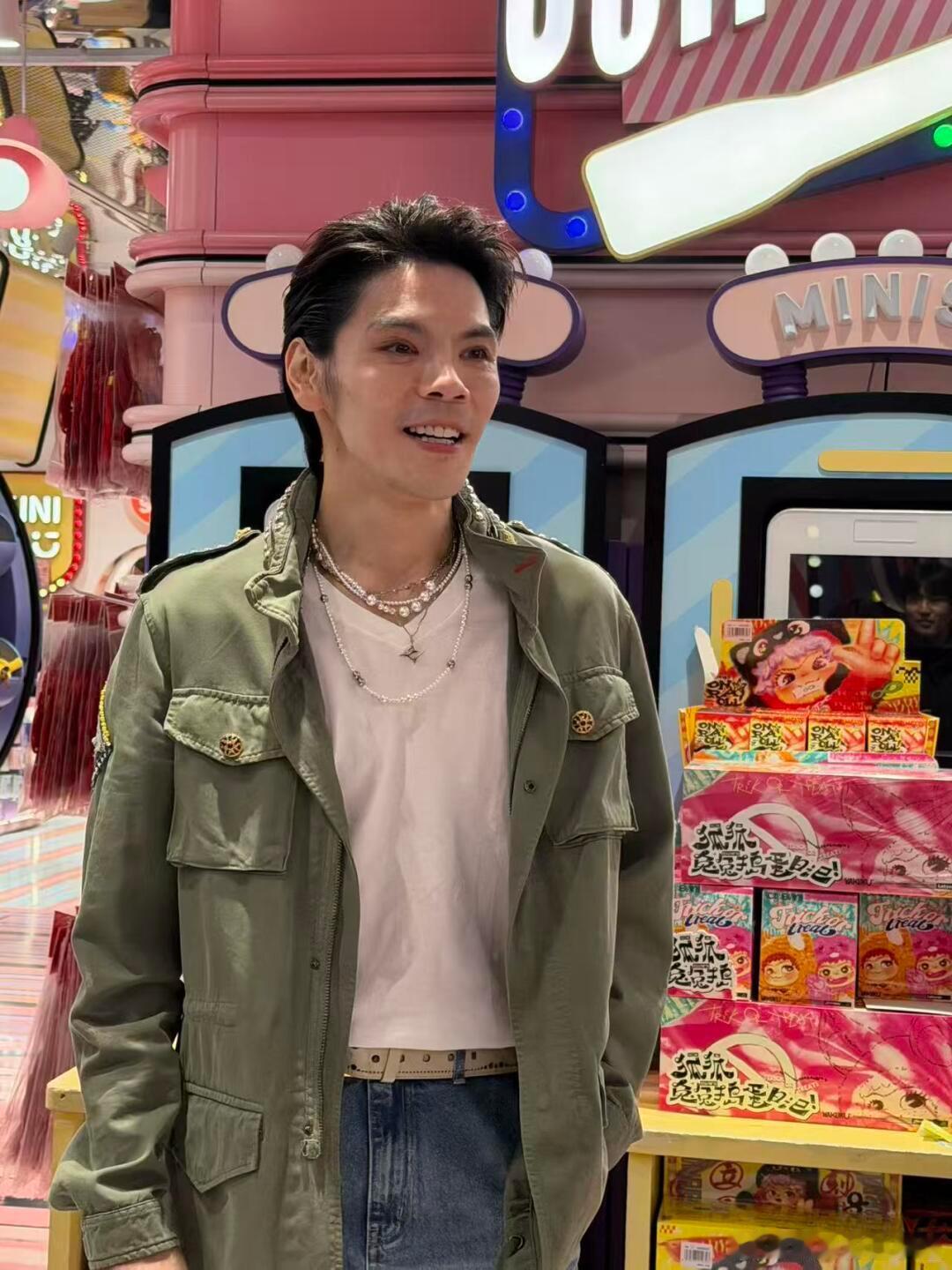 明洞偶遇向佐 网友在韩国明洞街头偶遇向佐，黑色拼接西装搭配牛仔的随性穿搭，氛围感