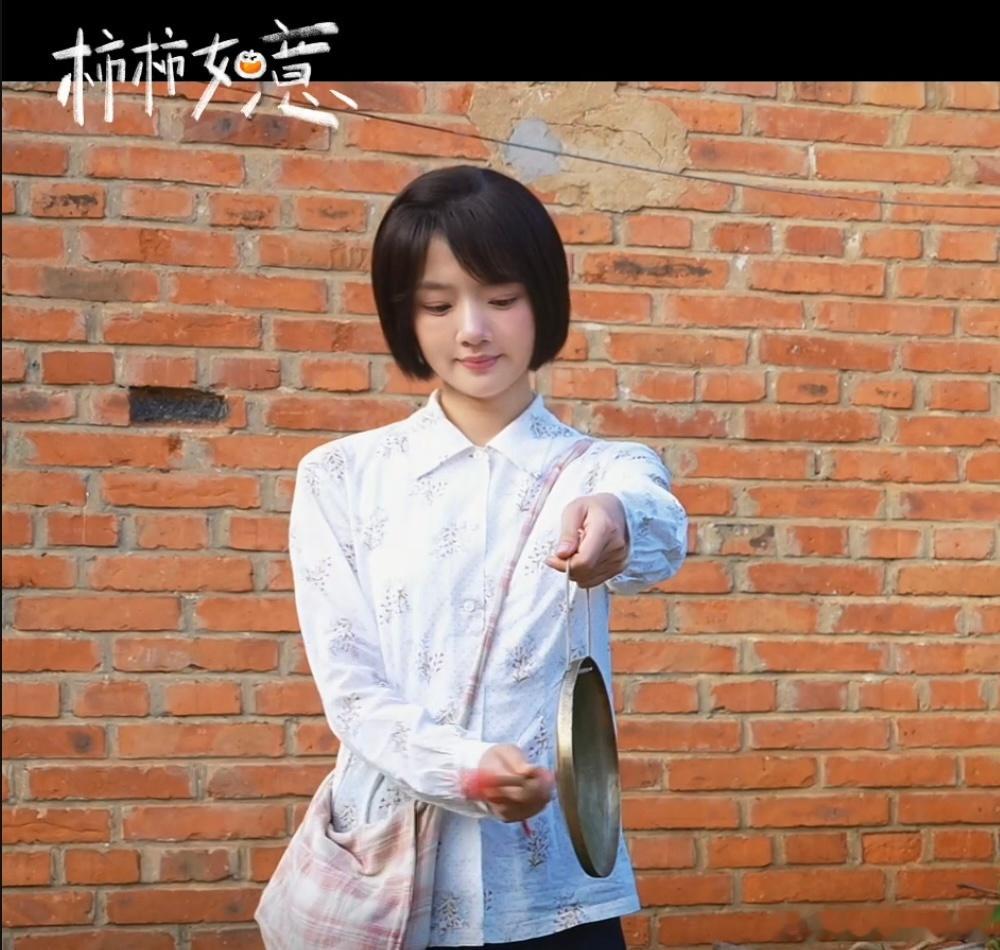 任敏年代戏造型任敏苹果头敲锣 谁能拒绝任敏这个年代戏造型！齐整苹果短发，敲锣的画