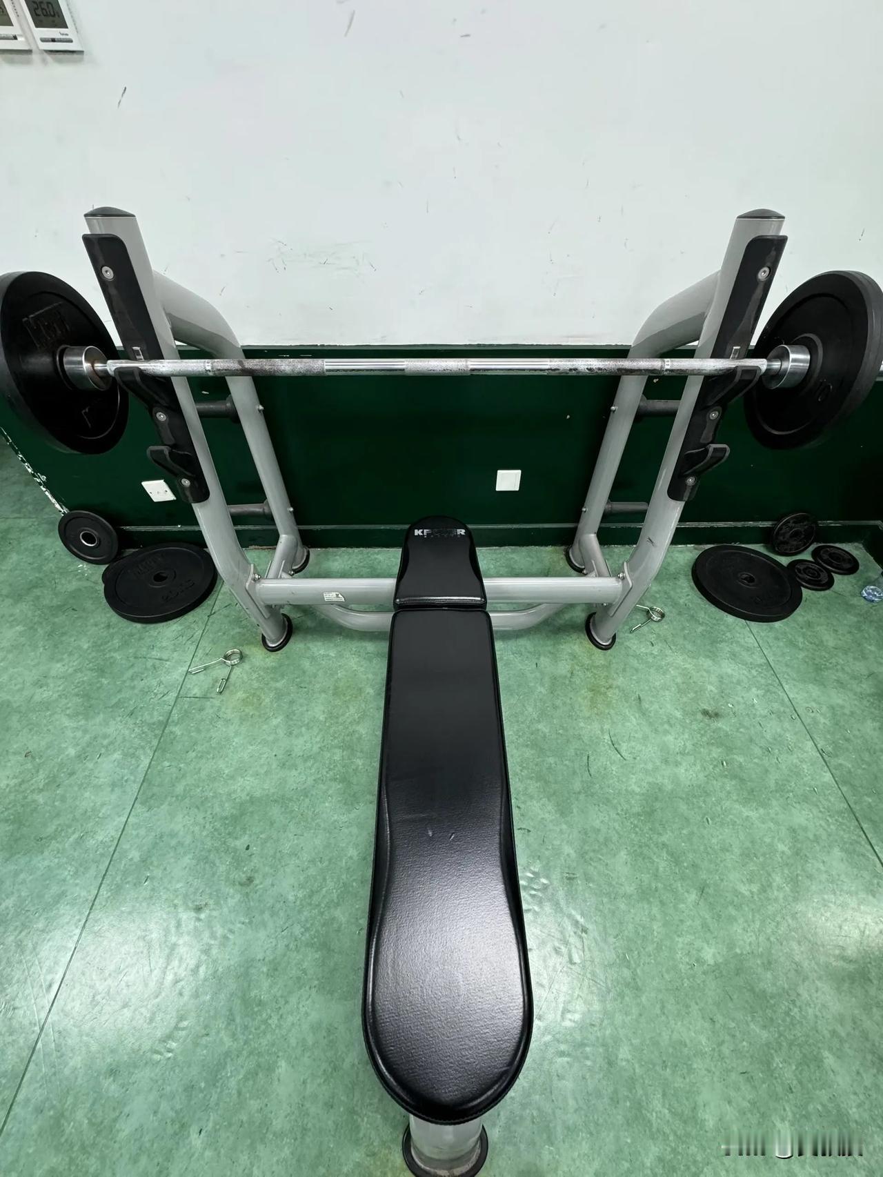今天去健身房
推了几组，就感觉背后肌肉群紧的不行……
我暗喜“也太有效果了”
后