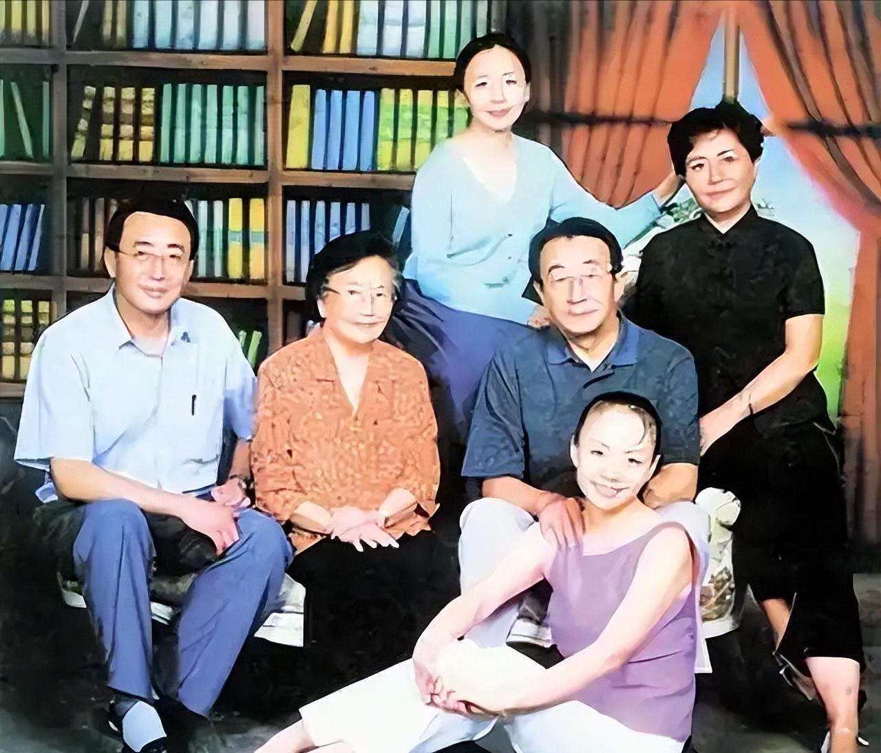 你知道吗，宋丹丹每接一个戏，都要先问一个人的意见。
不是导演，不是制片。
是她那