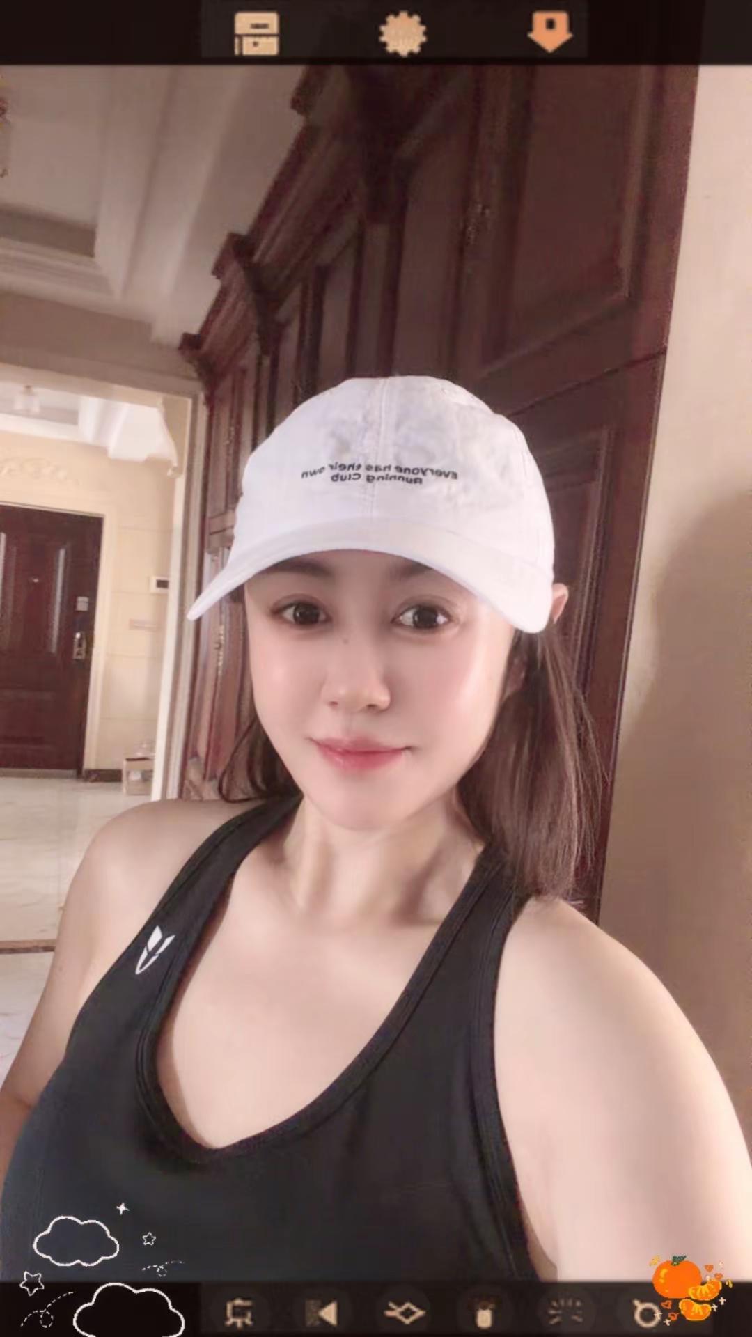 气质女孩三要素，胸小 话少 表情叼运动是最高级的自律 你有多自律就有多美