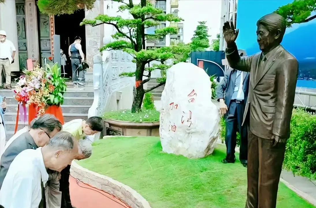 湾湾移除了全岛唯一的慰安妇铜像，却竖起了安倍晋三的雕像，还有一大堆人排着队给它鞠